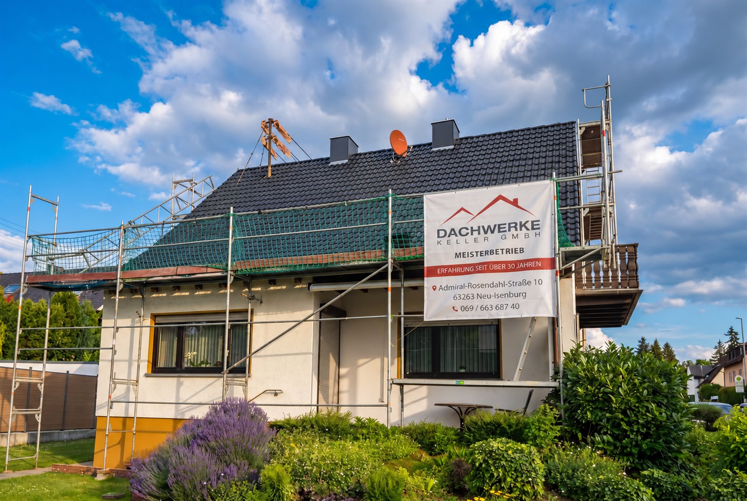 Einfamilienhaus mit Gerüst und Dachwerke-Keller-Banner – Sanierung nach den neuesten Richtlinien